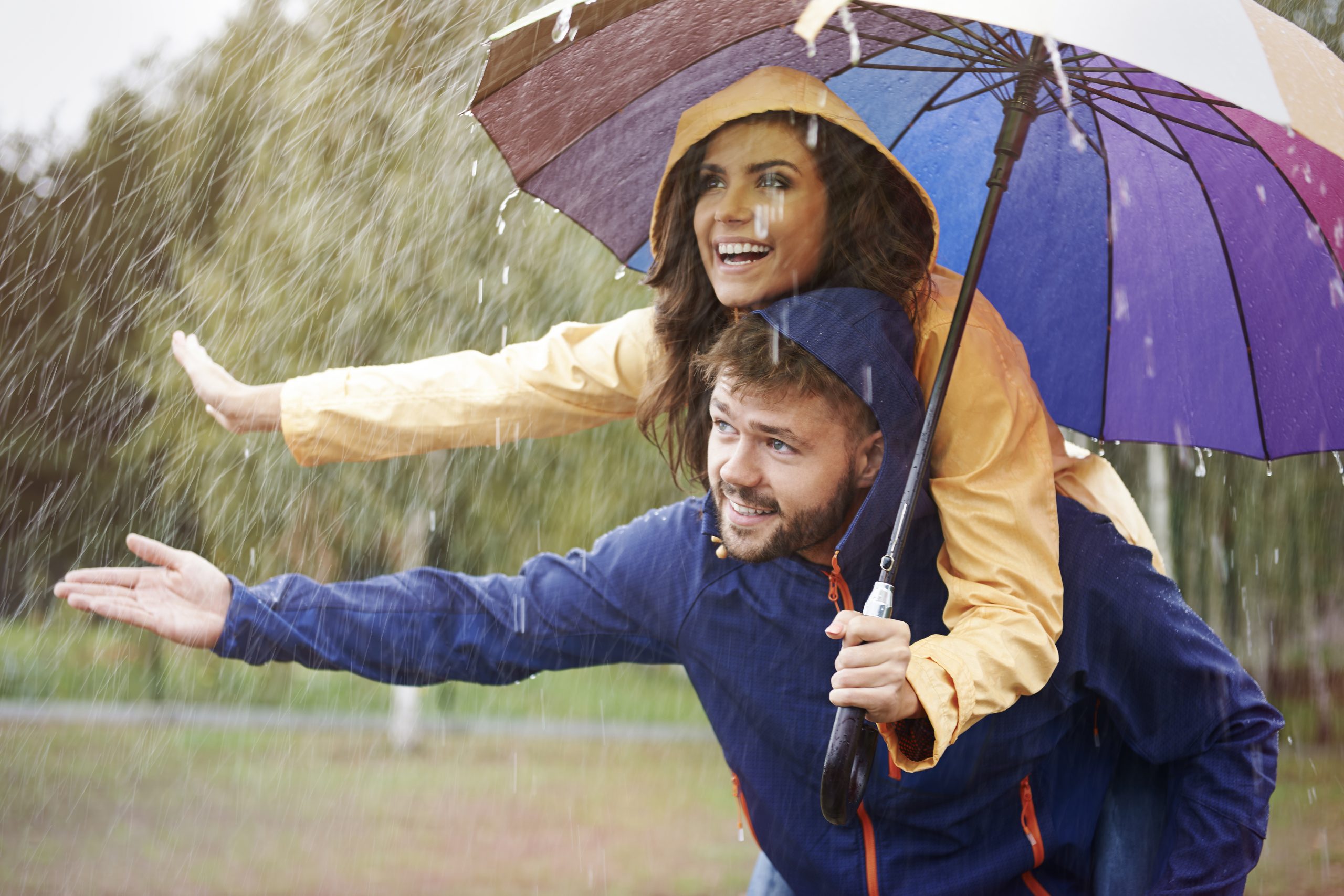 couple sous la pluie