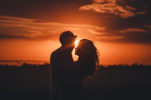 couple amoureux coucher de soleil