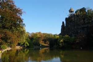 1024px-Buttes_Chaumont_autumn_01