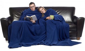 slanket-siamois-bateau-la-couverture-polaire-a-manches-bleu-roi-pour-couple-600x361