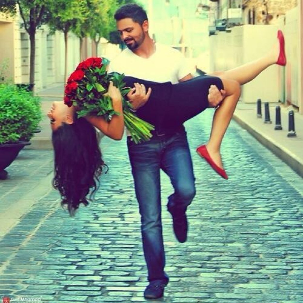 Девушка держит в руках. Женщину берут на руки. Парень поднимает девушку. Мужчина держит девушку на руках. Рука девушки.