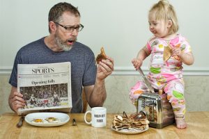 Un papa photographie sa fille avec humour : un gros plein d’amour