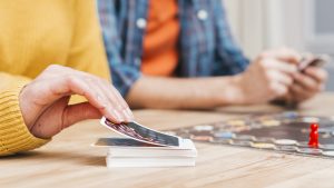 couple qui joue à un jeu de société