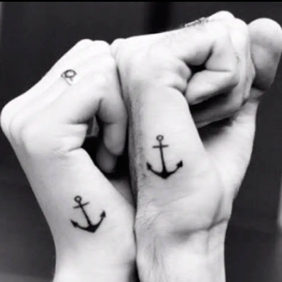 Tatouage-couple-main