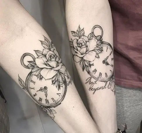 Tatouages couple horloge