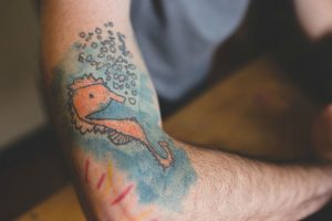 Des parents se font tatouer les dessins de leur enfant