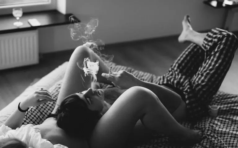 homme qui fume sur sa femme