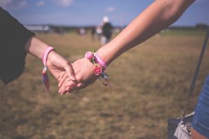 Ce que votre manière de vous tenir la main révèle sur votre couple