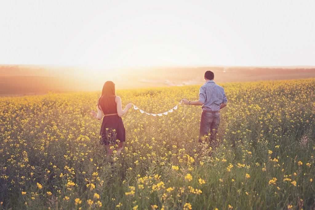 Les 30 signes d'un amour naissant chez un homme