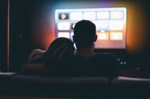 couple qui regarde cinema
