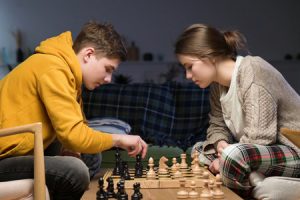 couple qui joue aux echec