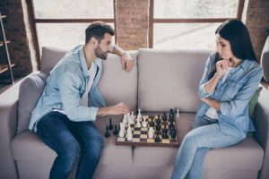 couple qui joue à un jeu d'échec