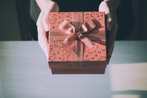 10 idées de cadeaux pour la première rencontre avec les beaux-parents