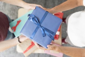 Cadeaux pour un couple d’amis : 20 supers idées pour faire plaisir