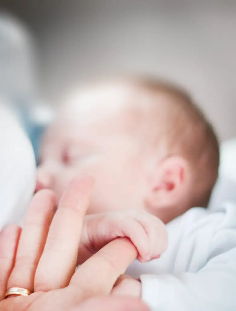 Astuces pour calmer bébé qui pleure : la succion