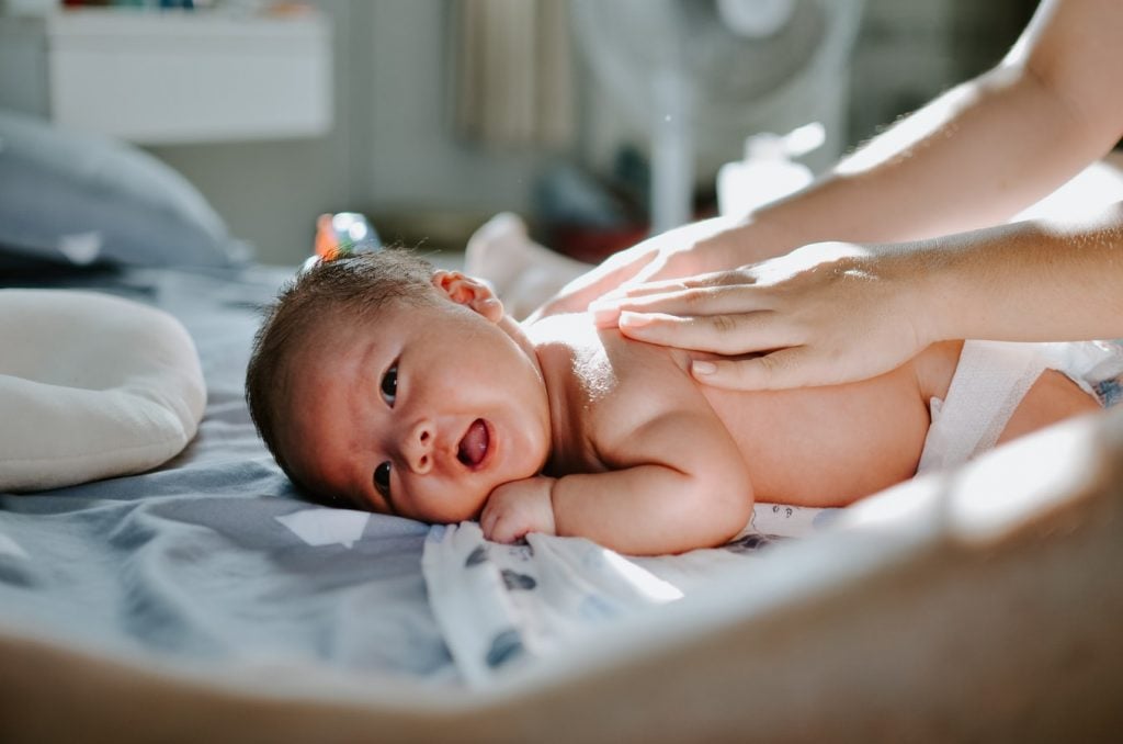Astuces pour calmer bébé qui pleure : massage