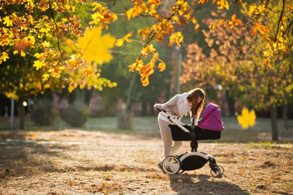 Astuces pour calmer bébé qui pleure : tour en poussette