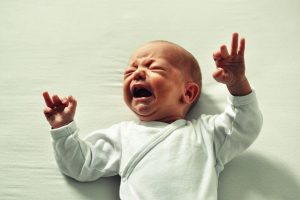 Bébé pleure tout le temps : pourquoi et est-ce normal ?