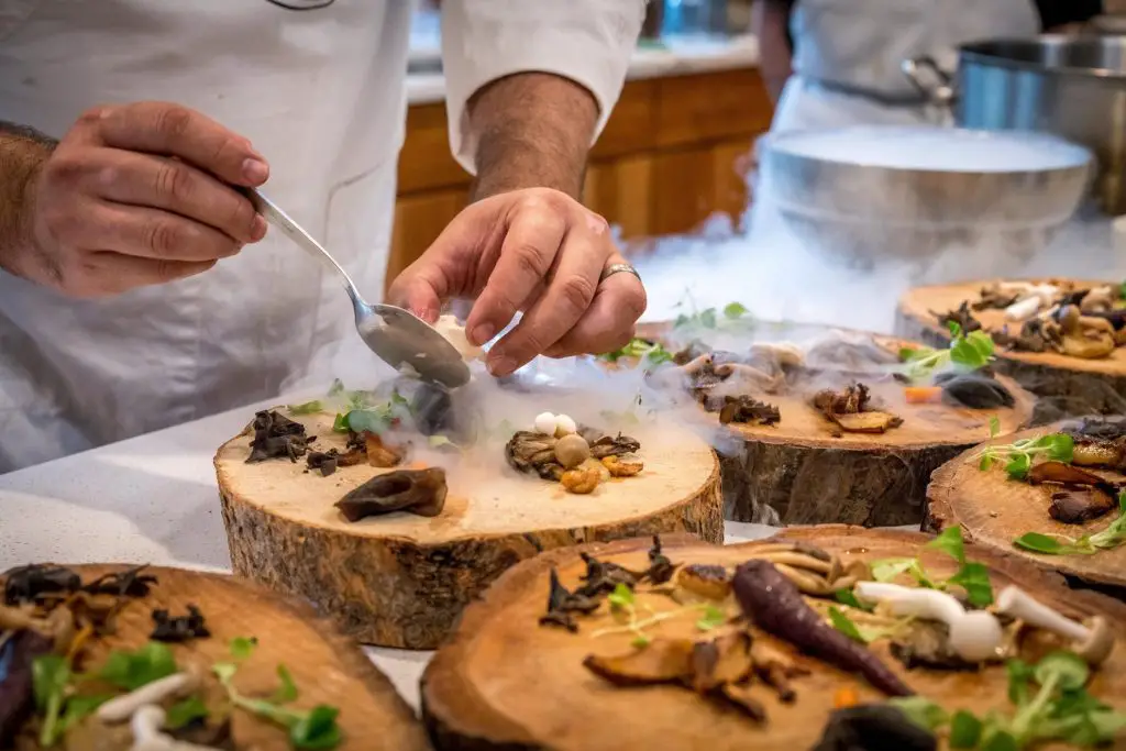 cadeaux d'anniversaire pour 50 ans de mariage : diner gastronomique pour les noces d'or