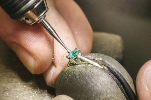 Comment bien choisir une bague de fiançailles ?