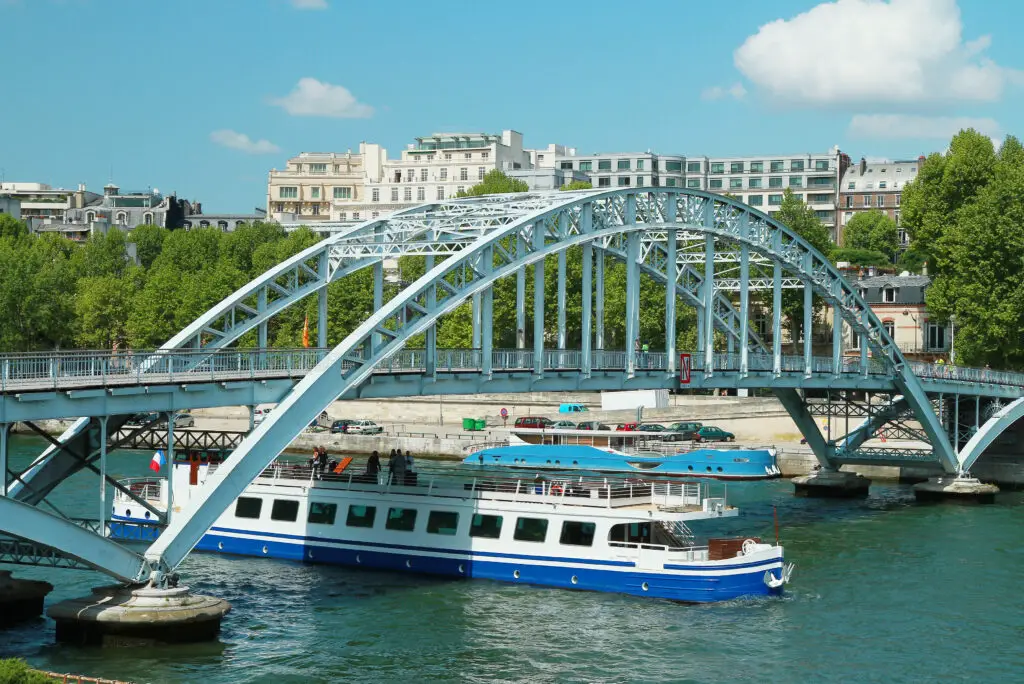 que faire en couple à paris quand il pleut beateau mouche