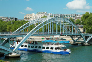 que faire à paris en couple quand il pleut bateau mouche