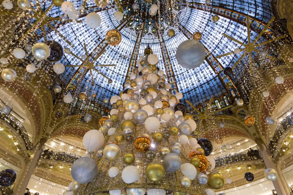 que faire à paris en couple quand il pleut galeries lafayette