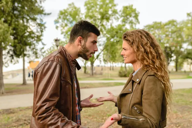 mon homme discute avec d'autres femmes