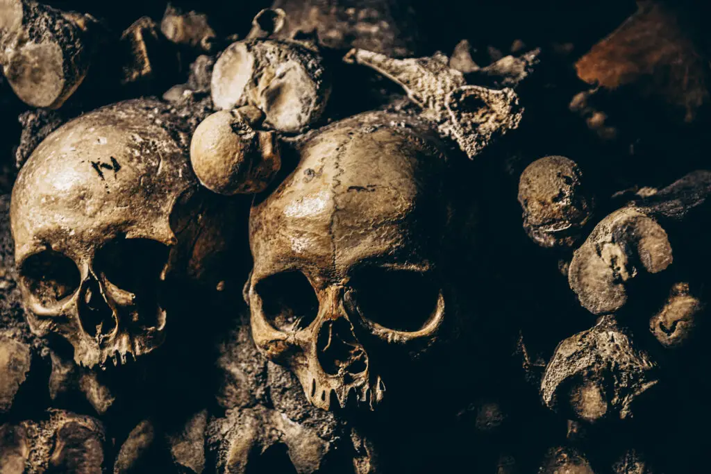 que faire à paris en couple quand il pleut visite des catacombes