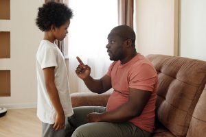 Mon enfant m’insulte : comment réagir ?