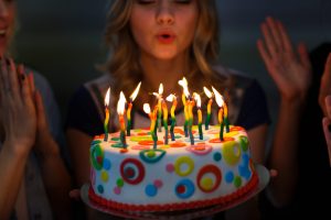 Textes d’anniversaire : 70 modèles de messages d’anniversaire qui feront mouche