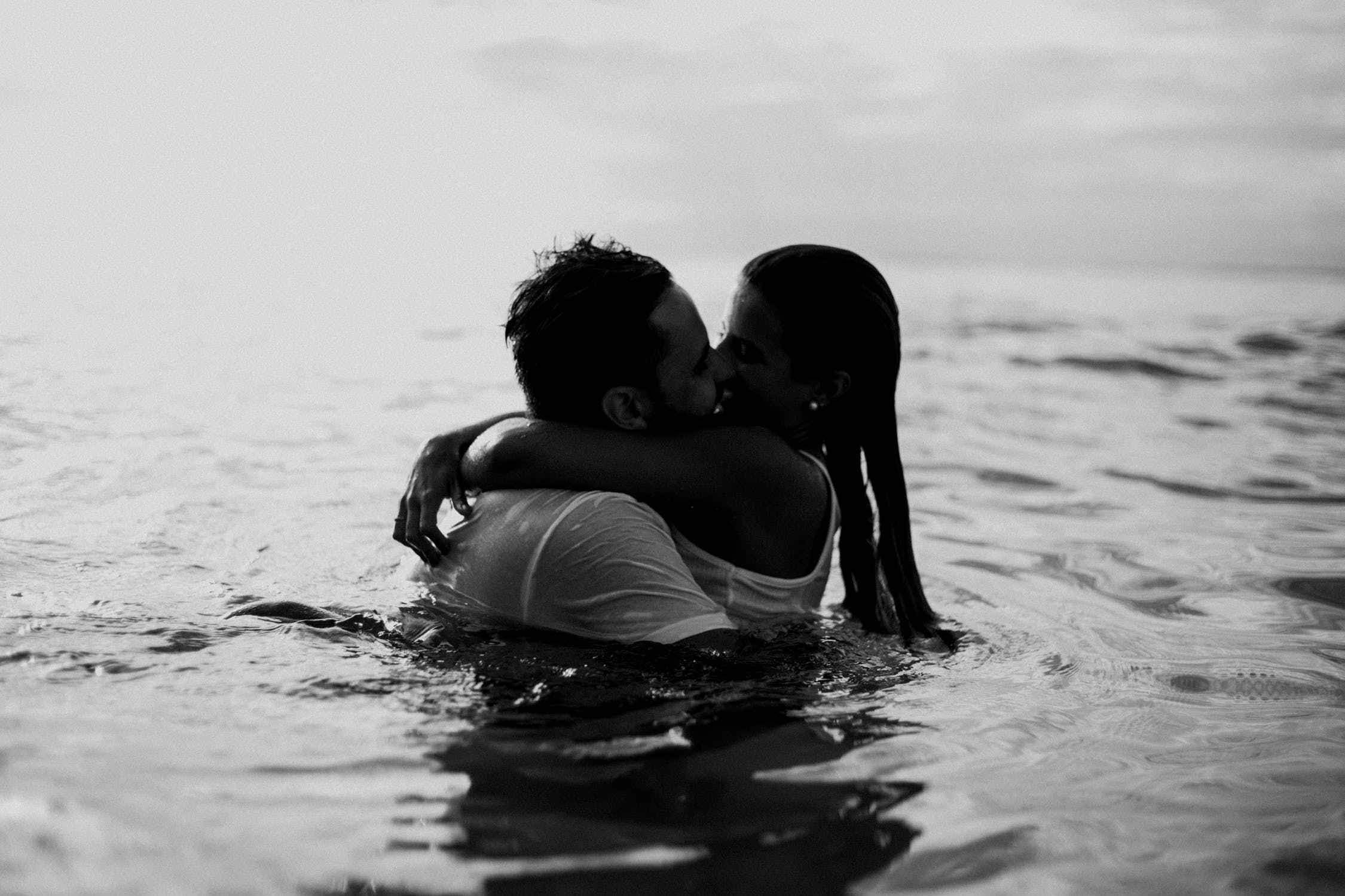 couple amoureux dans l'eau