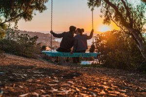 couple amoureux sur balançoire