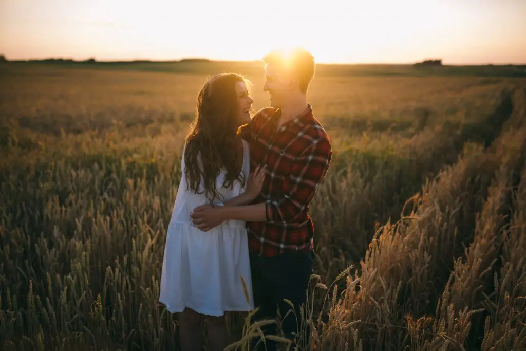 couple au coucher du soleil