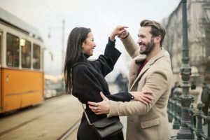 hommes et femmes qui dansent