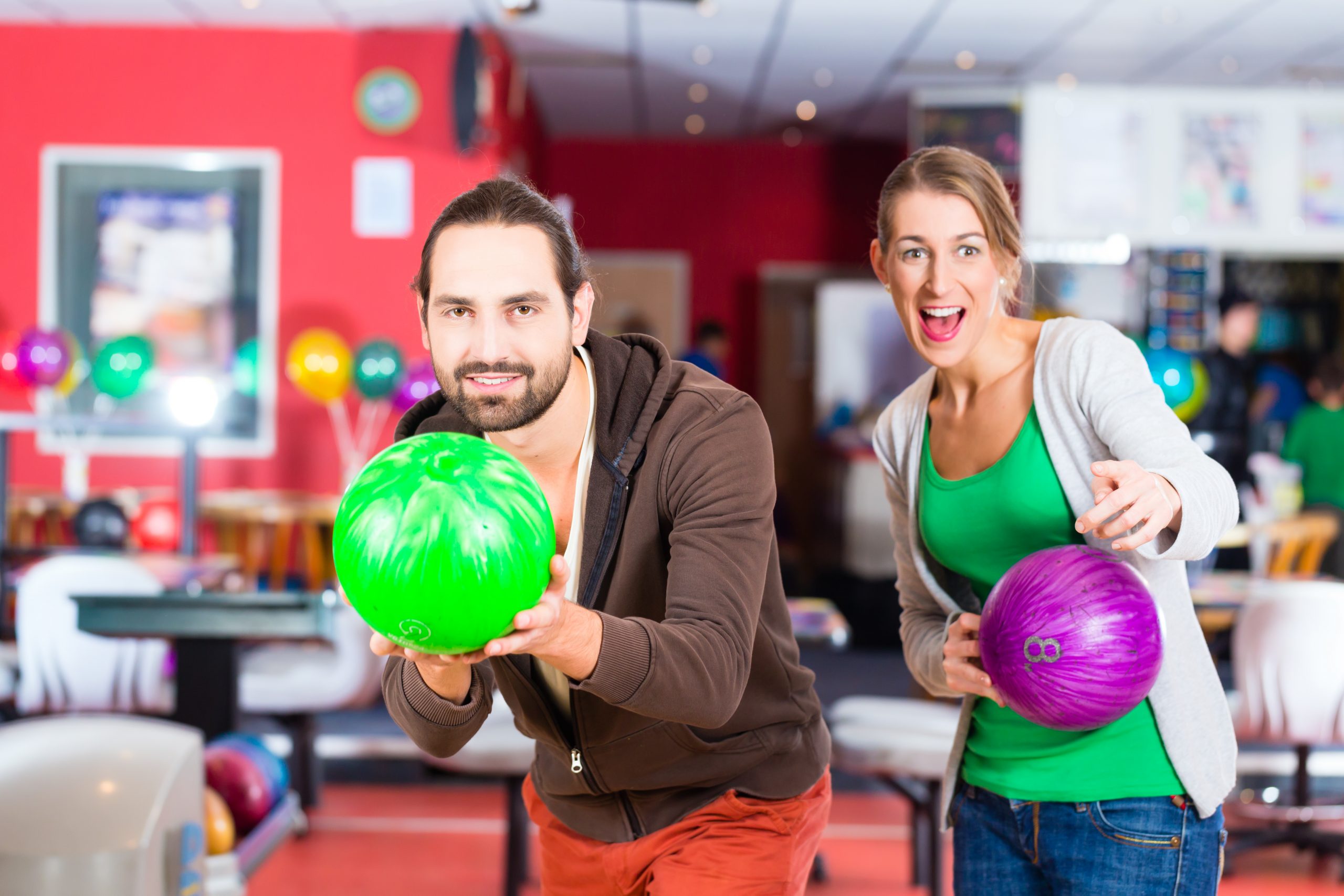 couple qui joue au bowling