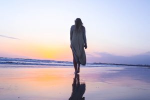 femme de dos au bord de la mer