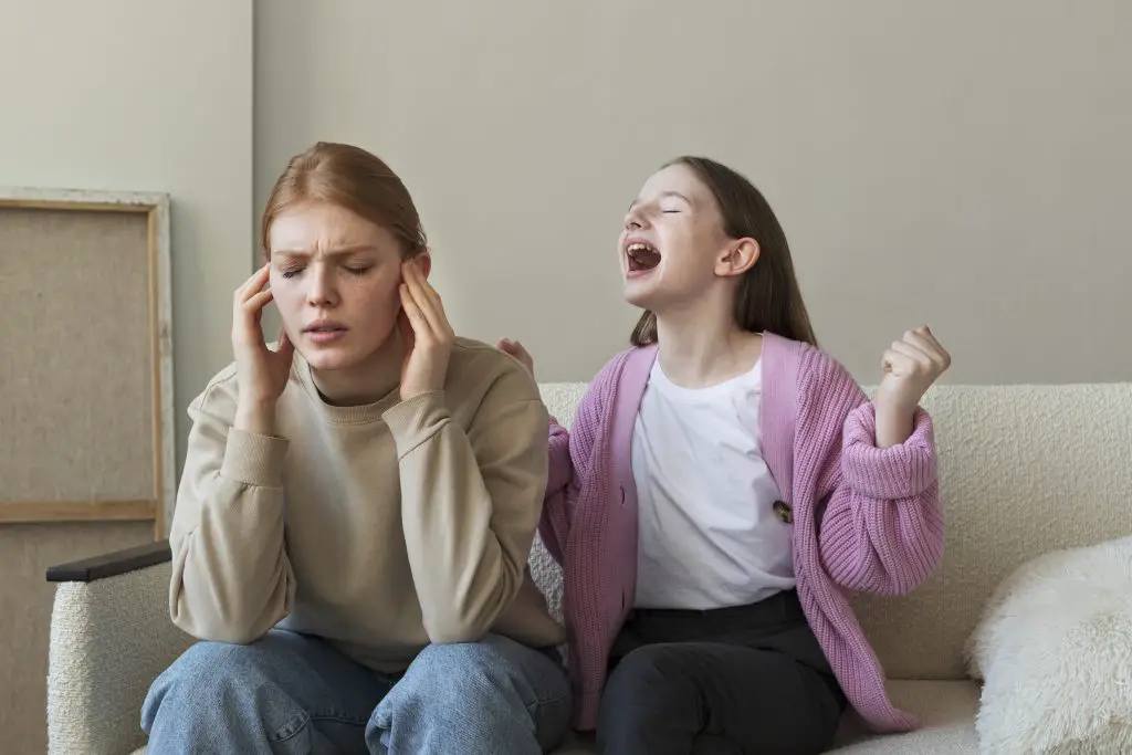 enfant qui hurle maman épuisée