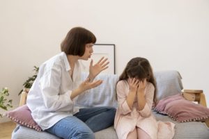 Pourquoi mon enfant obéit aux autres et pas à moi ?