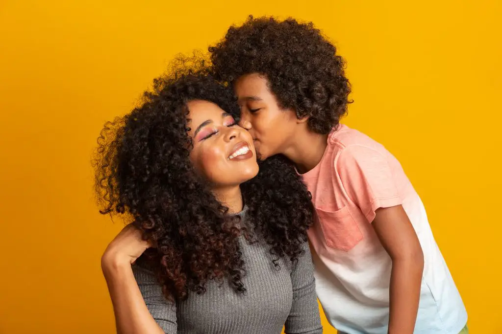 maman et fils bisous