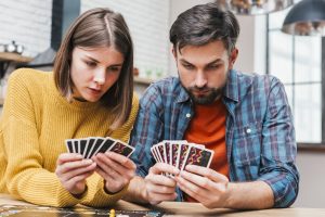 couple qui joue à un jeu de société