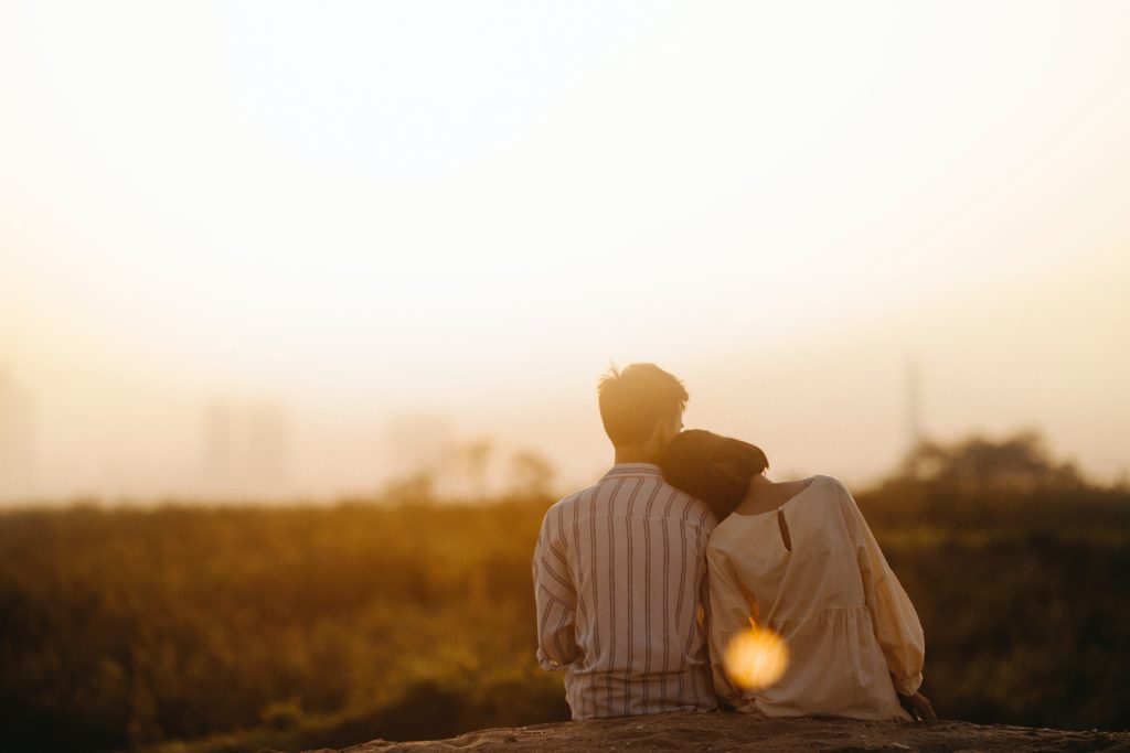 couple amoureux de dos