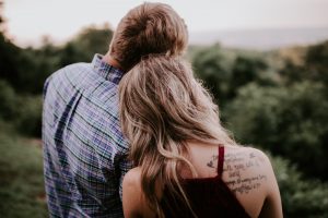 couple amoureux dans la nature