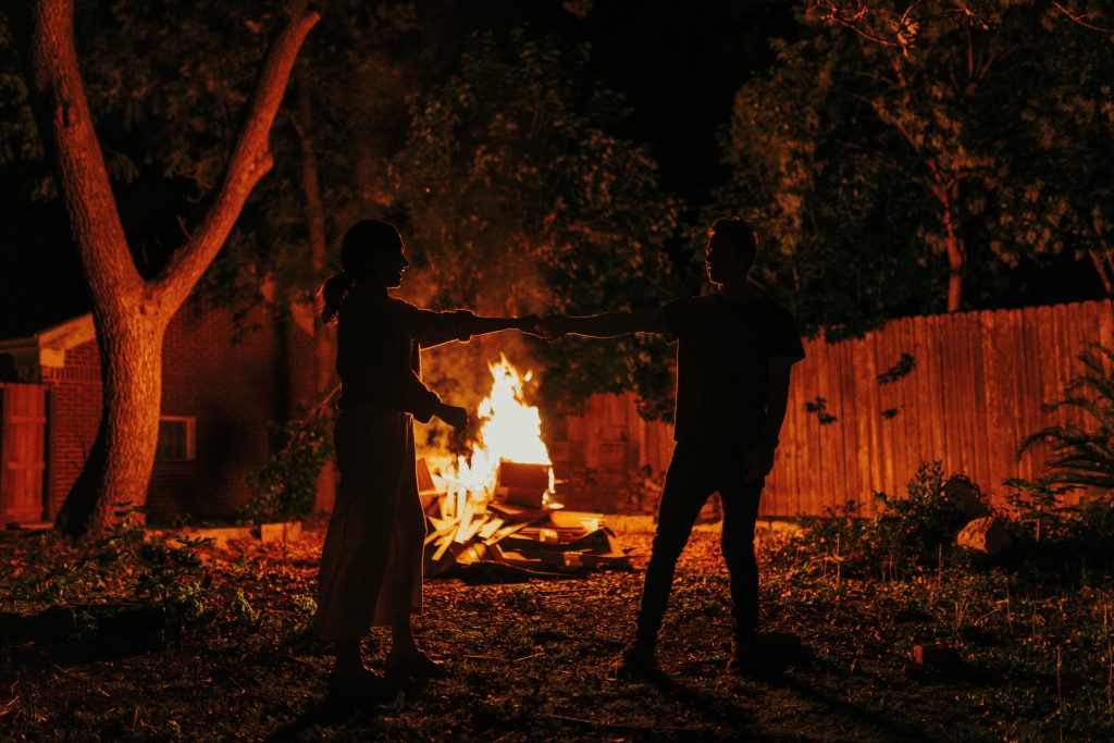 couple qui danse près du feu