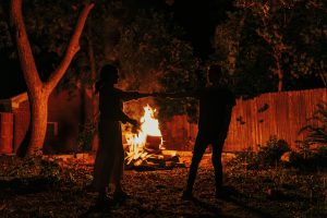 couple qui danse près du feu