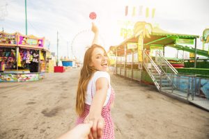 fille qui donne la main à son amour à la fête foraine