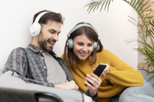 couple qui écoute de la musique