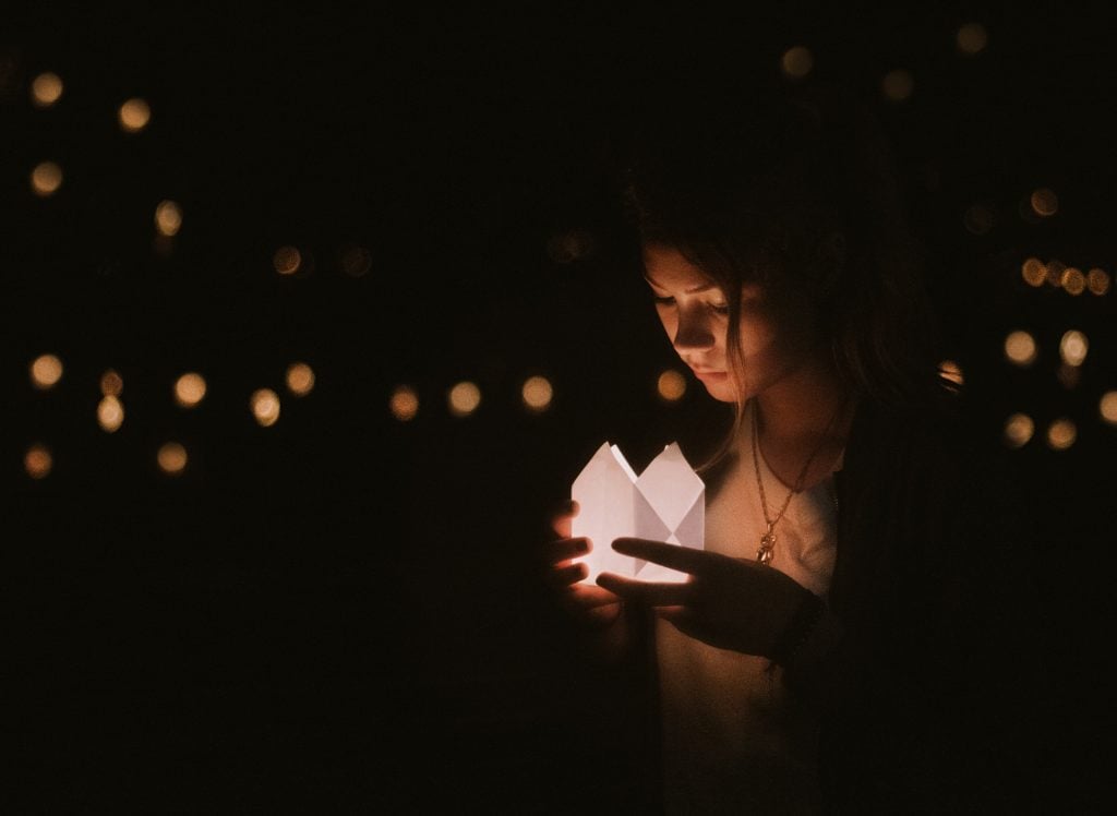 femme qui réfléchit dans la nuit