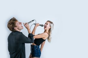 couple qui chante karaoke