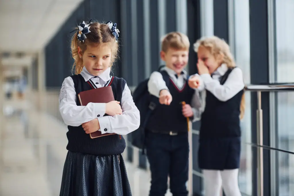 fille enfant se fait harceler à l'école